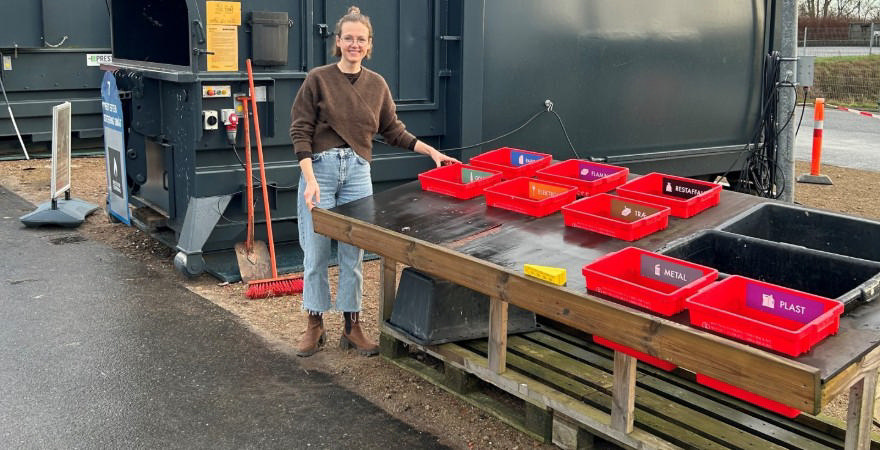 Billede af Mette Vestergaard ved sorteringsbordet ved Rest efter Sortering